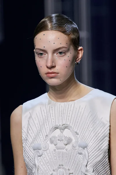 Look 15